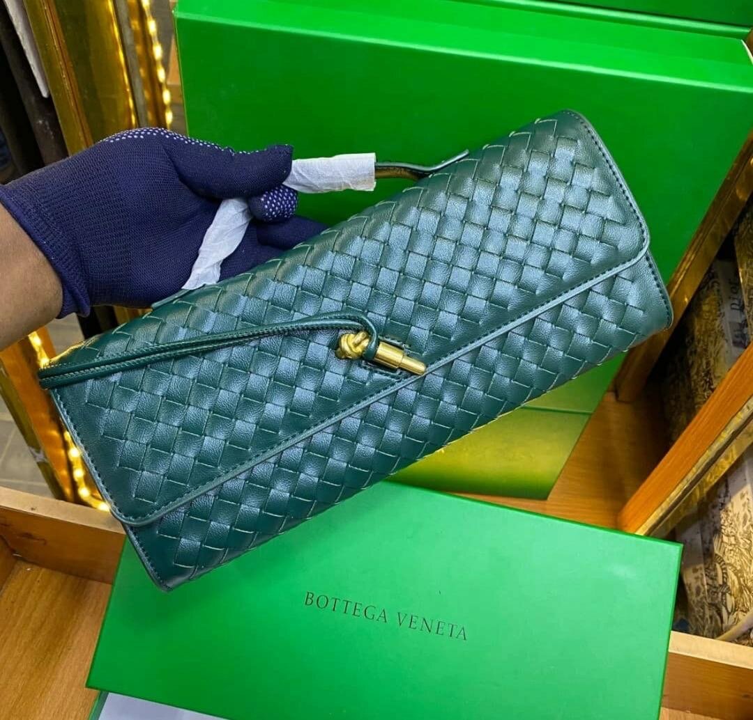 Pochette en cuir tressé élégante