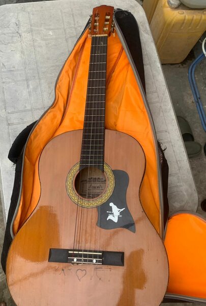 Guitare classique en bois