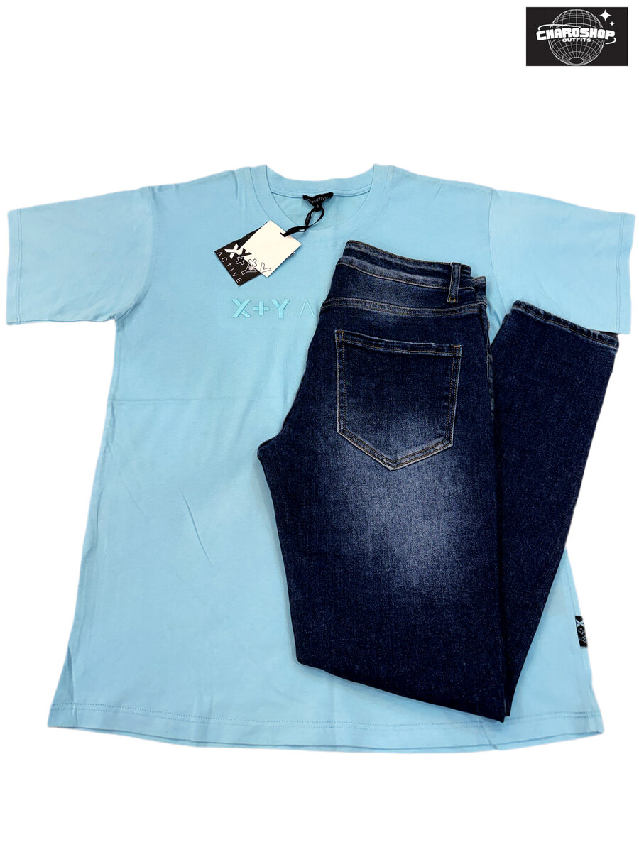 T-shirt bleu clair et jeans déchirés pour homme