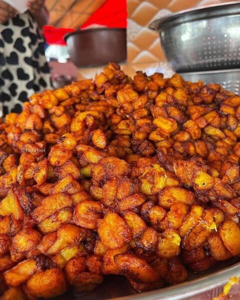 Friture de banane plantain et poulet grillé