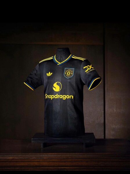 Maillot de football noir stylé