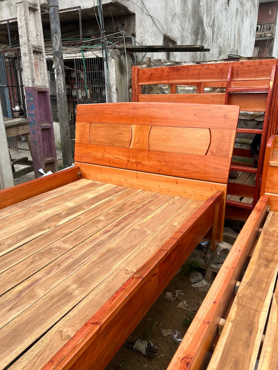 Lit en bois massif robuste