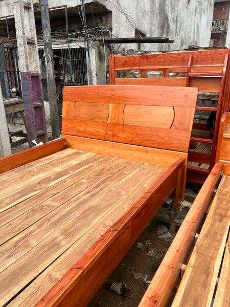 Lit en bois massif robuste