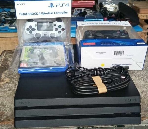 Console Sony PS4 avec manette