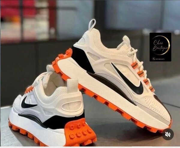 Baskets Nike avec carton