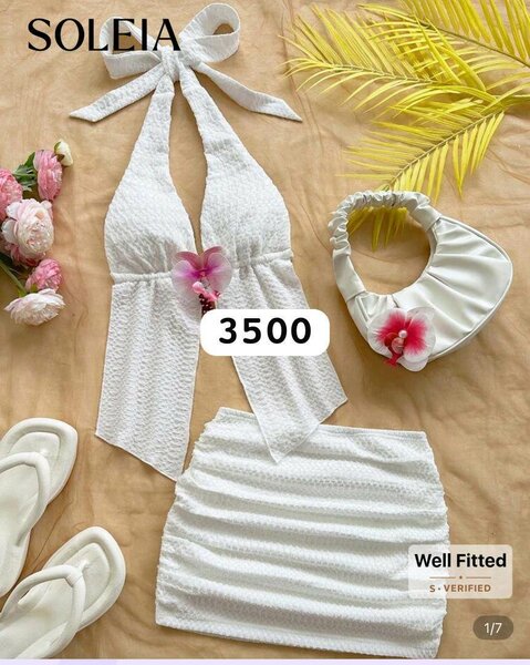 Robe dos nu élégante en satin