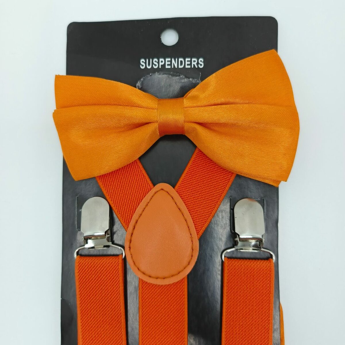 Bretelles et nœud papillon orange