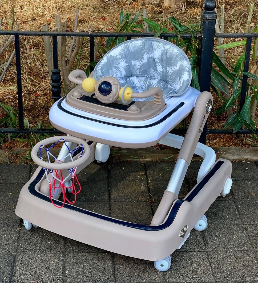 Trotteur bébé avec panier de basketball