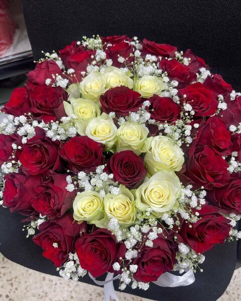 Bouquet de roses rouges et blanches