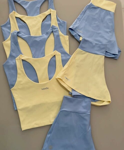 Ensemble sportwear jaune et bleu