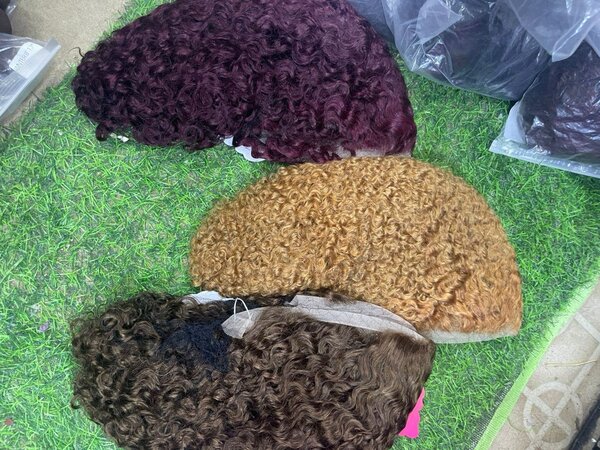 Perruque bouclée multicolore