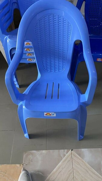 Chaise en plastique bleue