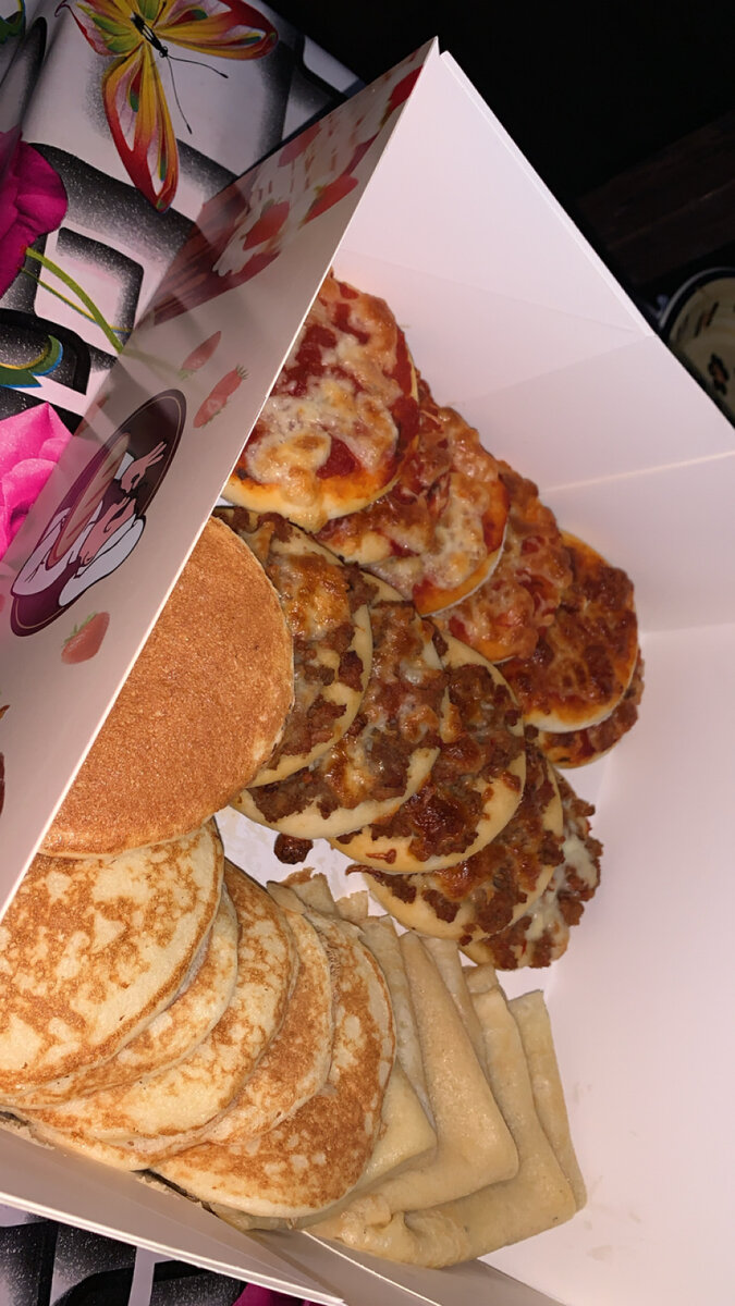 Mini pizzas et crêpes assorties