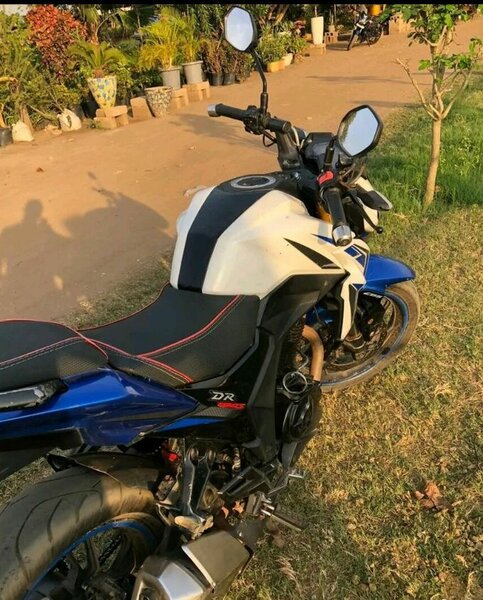 Moto Yamaha bleu et blanc