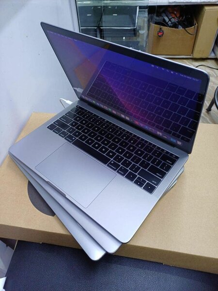 Apple Macbook m2 grey