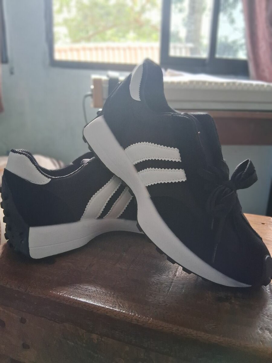 Chaussures Adidas noires et blanches