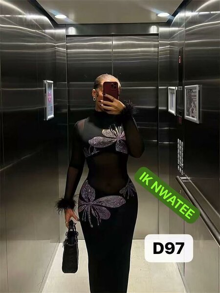 Robe noire avec papillons scintillants