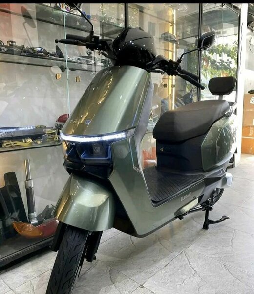 Scooter électrique vert