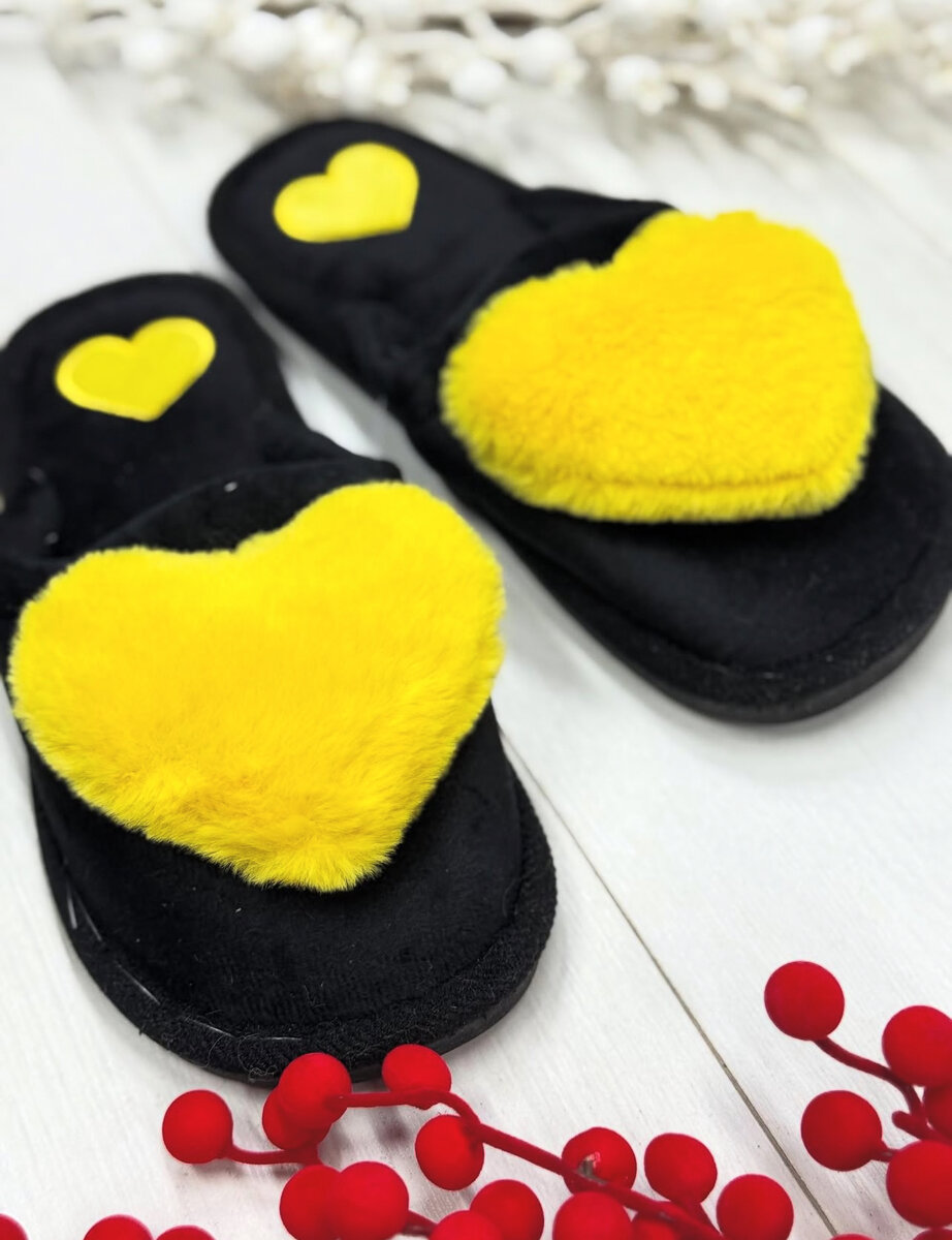 Chaussons noirs coeurs jaunes