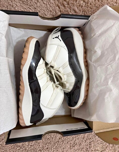 Chaussures Air Jordan 11 Blanc et Noir