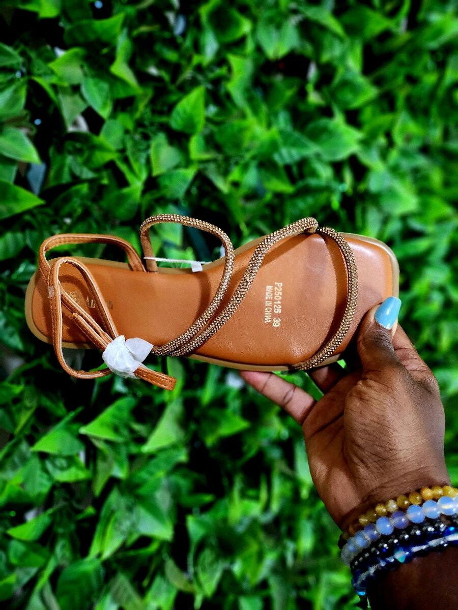 Sandales plates en cuir marron