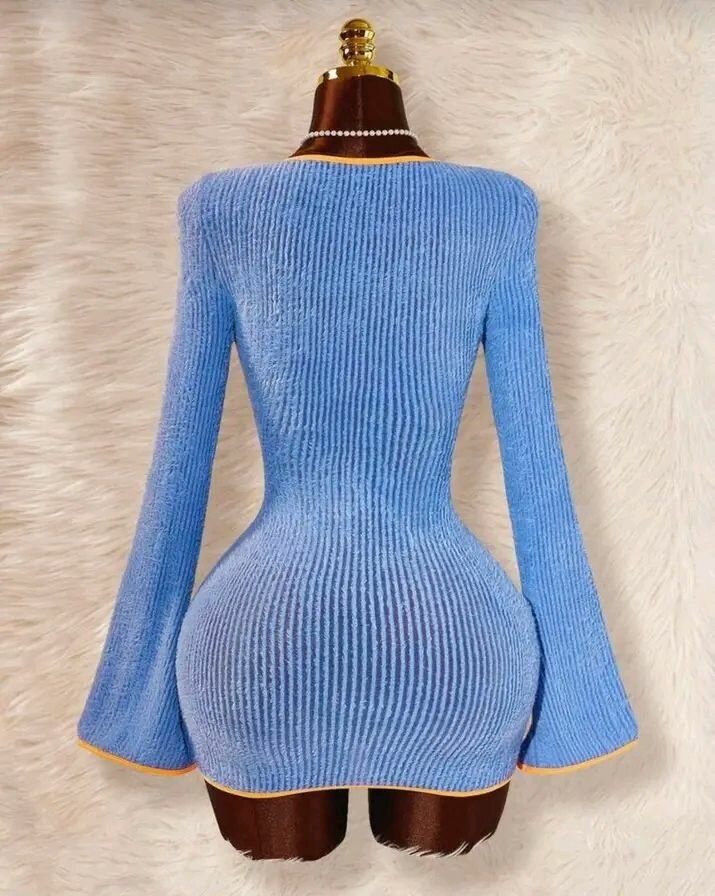 Robe en tricot bleu avec détails dorés