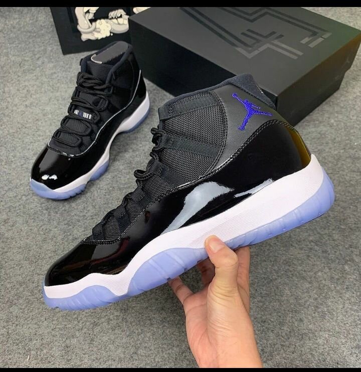 Chaussures Air Jordan XI noir et violet