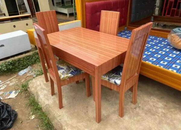Table à manger en bois avec 4 chaises