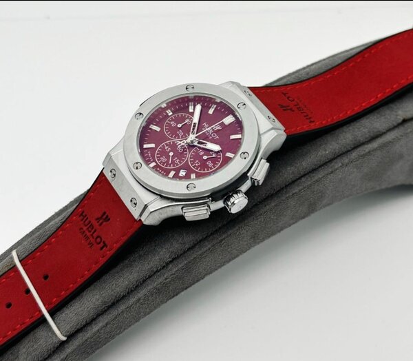Montre chronographe rouge élégante