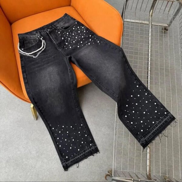 Jeans noir déchirés et strassé