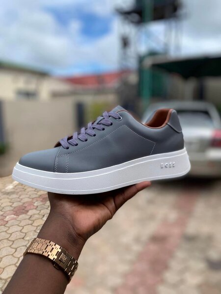 Low-top men's sneakers