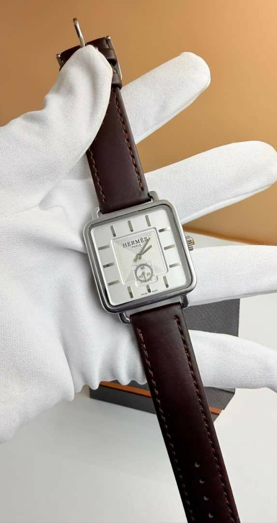 Montre élégante en cuir