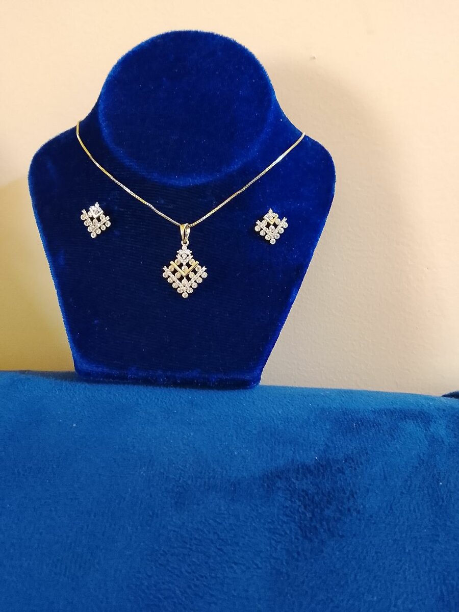Ensemble collier et boucles d'oreilles diamant