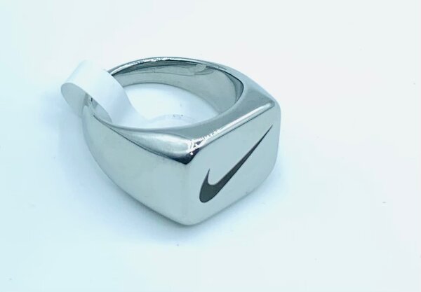 Bague argentée Nike pour homme