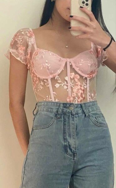 Top en dentelle florale chic