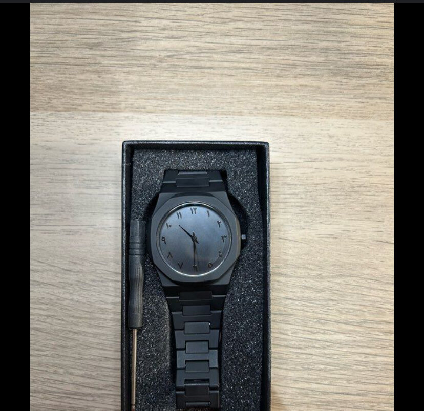 Montre Noire Minimaliste