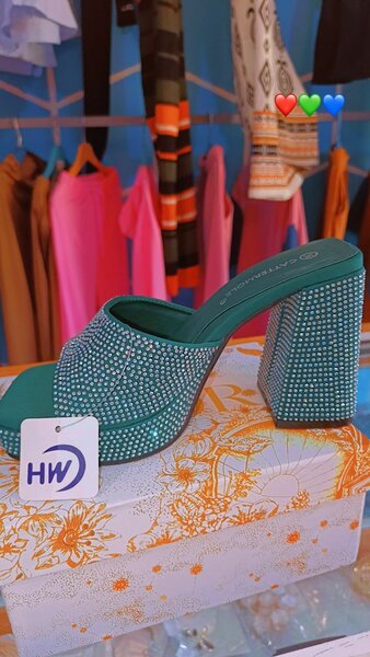 Sandales à talons incrustées