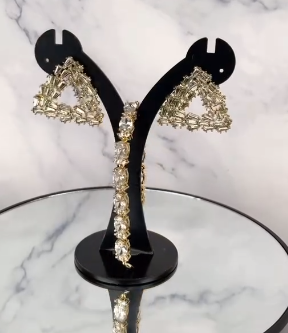 A beautiful set with triangular shaped earrings