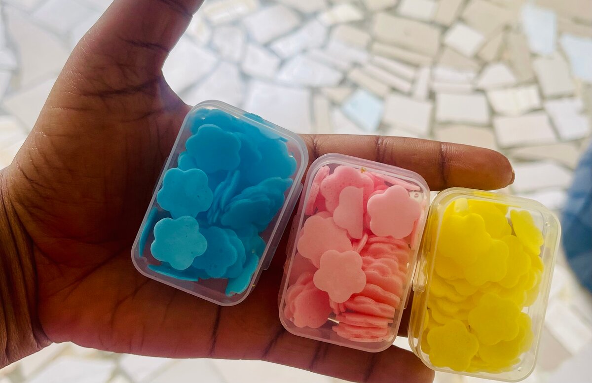 Pétales de savon colorés