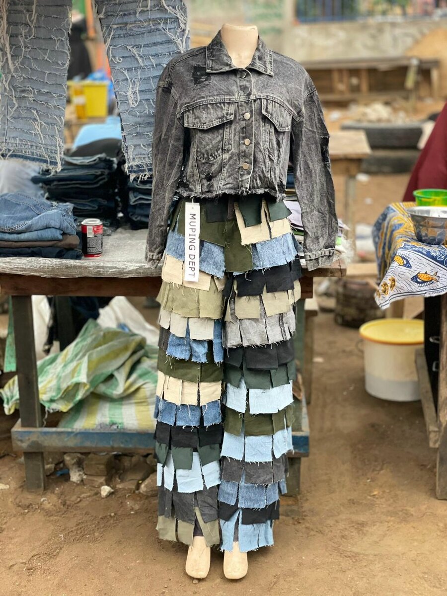 Veste en jean délavé et pantalon patchwork