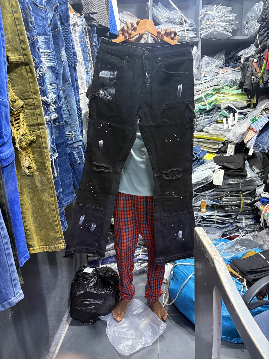 Jeans déchirés modernes