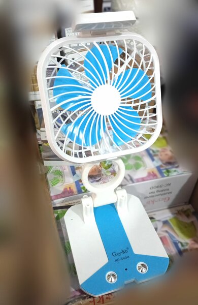 Ventilateur rechargeable muni d'une veilleuse