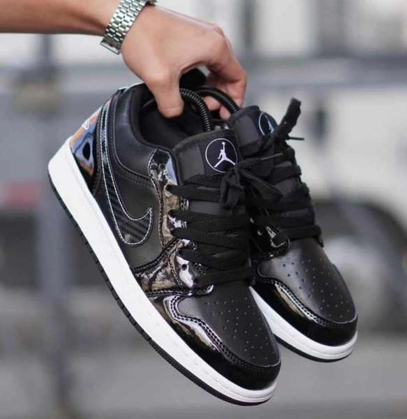 CHAUSSURES Nike noir avec des semelles blanches