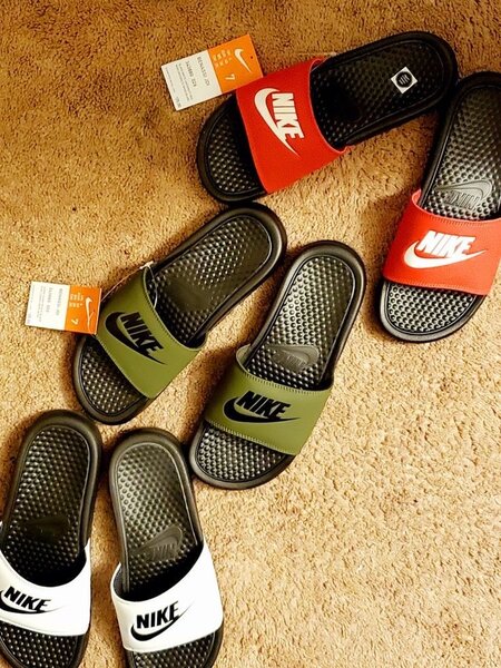 Claquettes Nike tendance multicolores