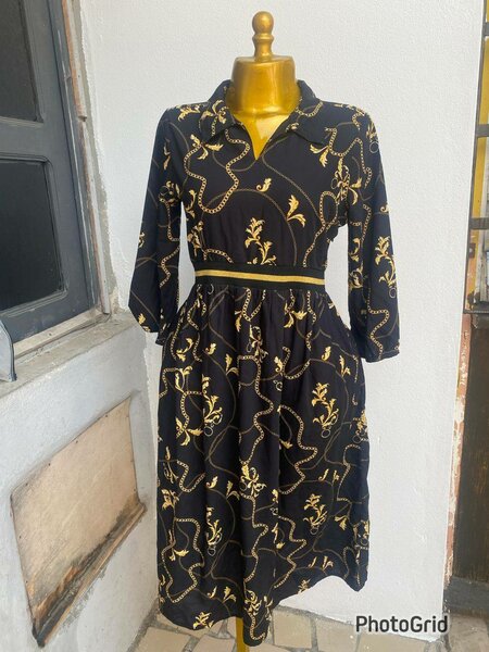 Robe longue noire avec motifs dorés