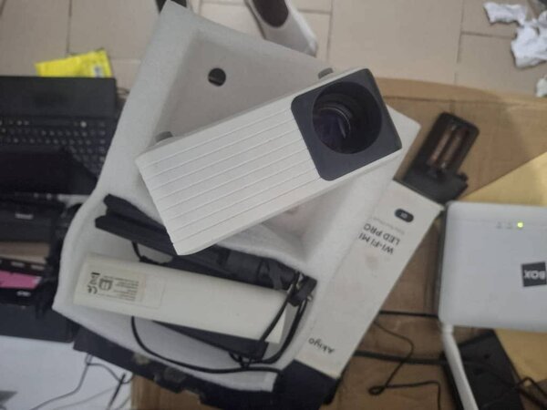 Mini projecteur LED Wi-Fi portable