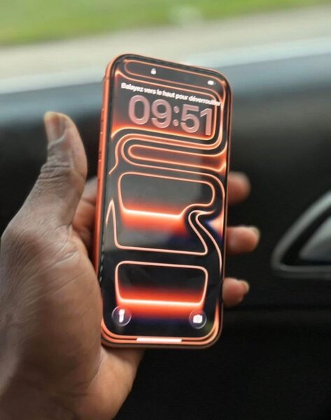 iPhone avec coque de protection orange