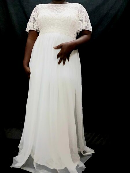 Robe de Mariée en Dentelle Élégante