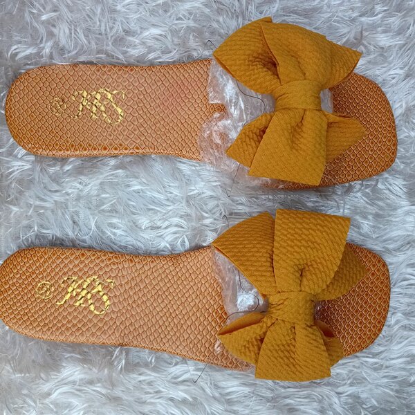 Mules jaunes en tissu avec noeud