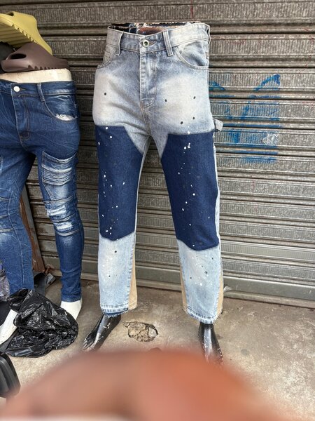 Jeans déchirés modernes